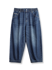 ウォッシュドデニムワイドジーンズの全体正面画像、膝のヒゲ加工とセルビッジテープディテールが特徴。