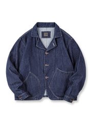 ウォッシュ加工が施されたクラシックなフレンチブルーの織りデニム素材ジャケット全体画像。ヴィンテージ感と実用性を兼ね備えたデザインが特徴。

詳細画像
大容量のダブルインサートポケットや丸みを帯びた裾デザイン、ツイル織りテクスチャーのディテールを強調したショット。自然なウォッシュ加工の風合いも表現。