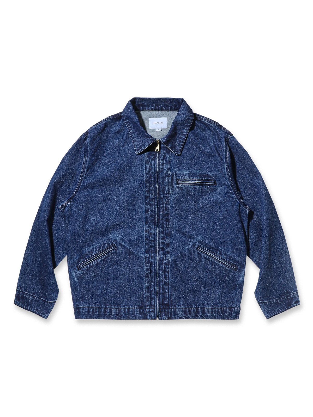 ウォッシュ加工を施した100%コットンデニム素材のショート丈ジップアップカラージャケット。ジッパーポケットと金属ボタンがアクセントのアメリカンワークスタイルジャケット。