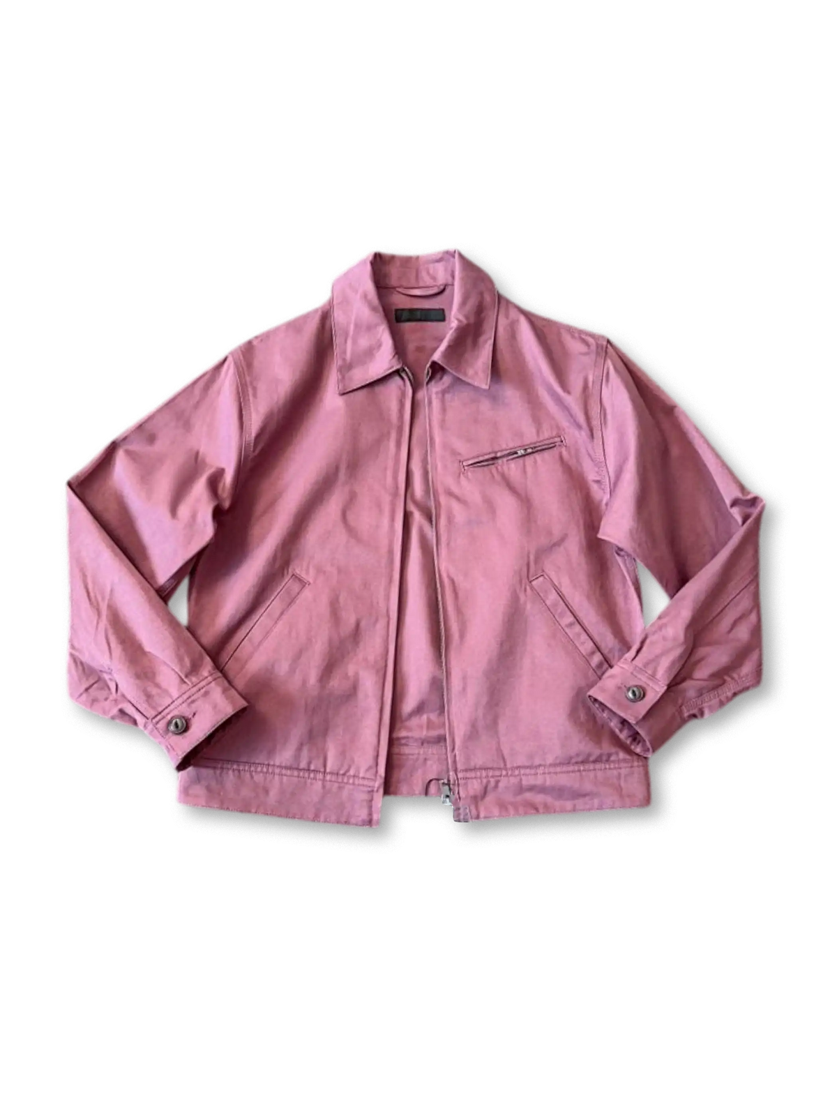 ヴィンテージ加工を施した定織生地使用の腰丈デトロイトジャケット。3本針ステッチで耐久性と無骨さを実現。