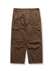 ウォッシュ加工とクラッシュデザインが特徴のカーゴパンツ