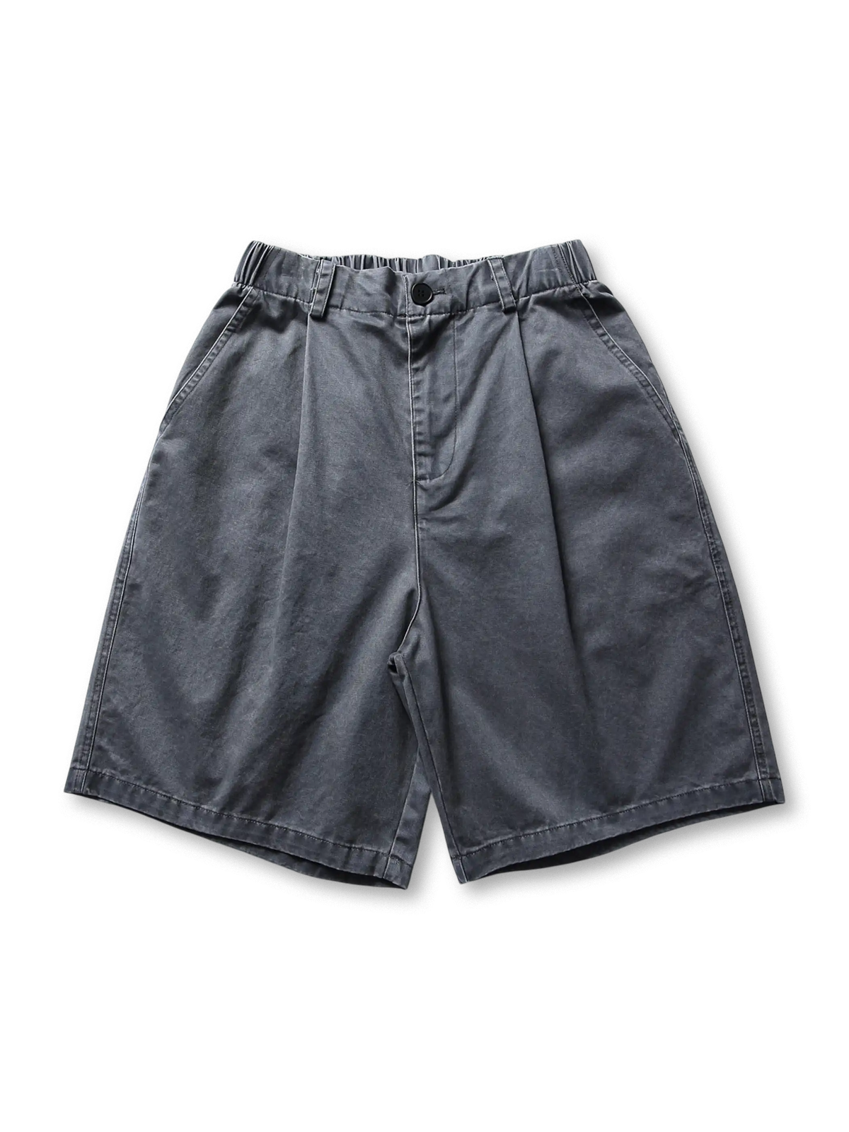 ダブルプリーツと大型カーゴポケットが特徴のヴィンテージウォッシュカーゴショーツ