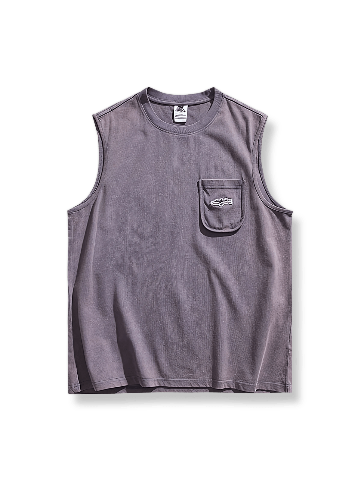 ウォッシュド加工と刺繍ロゴが特徴のコットンノースリーブタンクトップ。