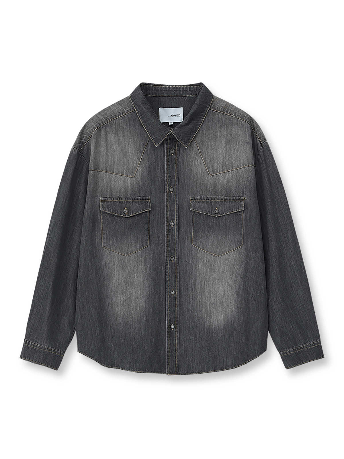 グレーがかったブラックデニムにフェード加工パネルとブロンズステッチ、V字ヨークが特徴のデニムシャツの全体像。