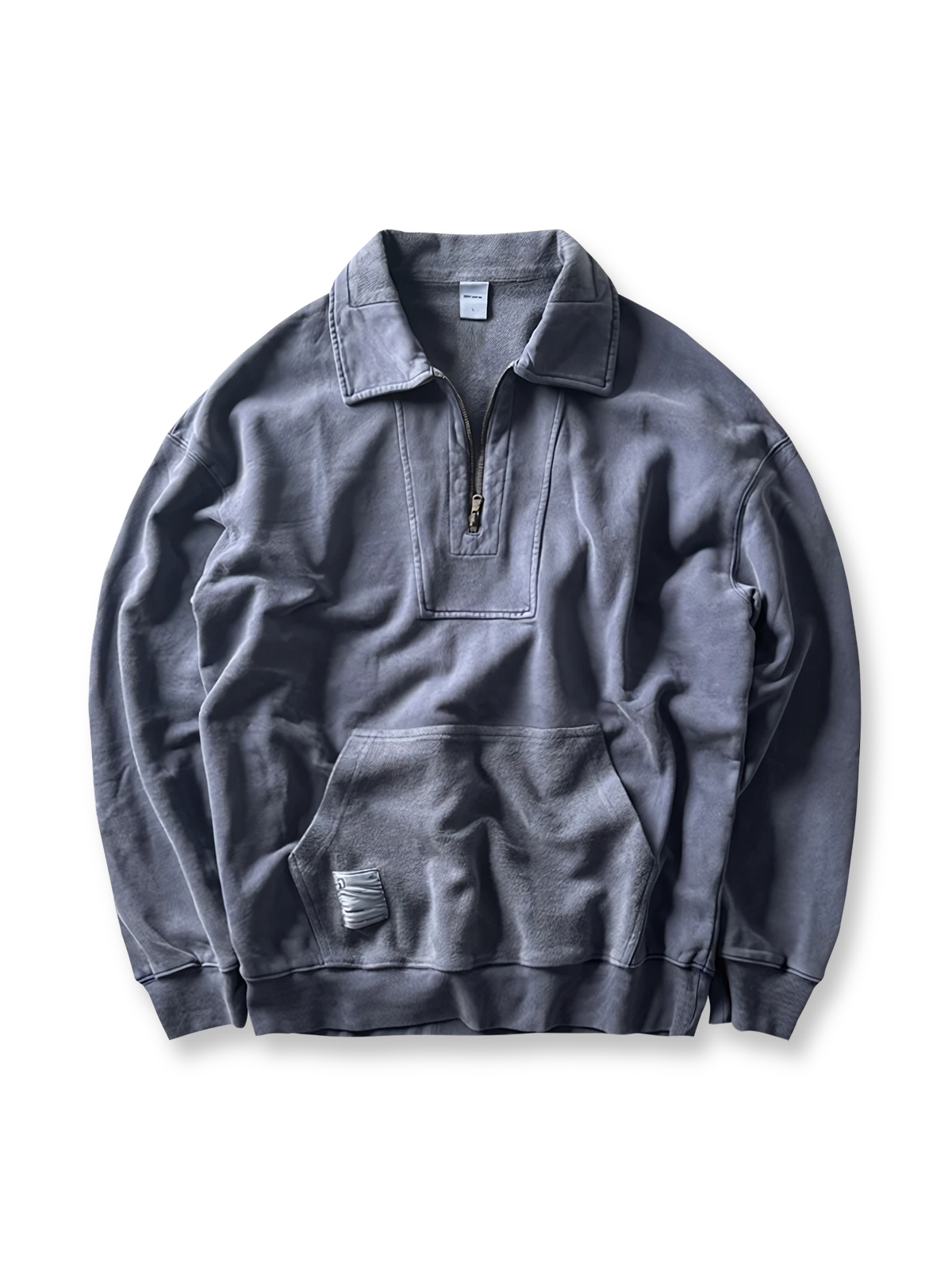 ウォッシュドハーフジップスウェットの全体正面画像、ハーフジップ翻領とカンガルーポケットのディテール。