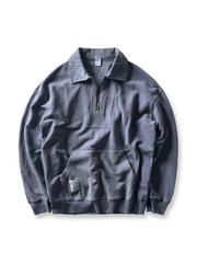 ウォッシュドハーフジップスウェットの全体正面画像、ハーフジップ翻領とカンガルーポケットのディテール。