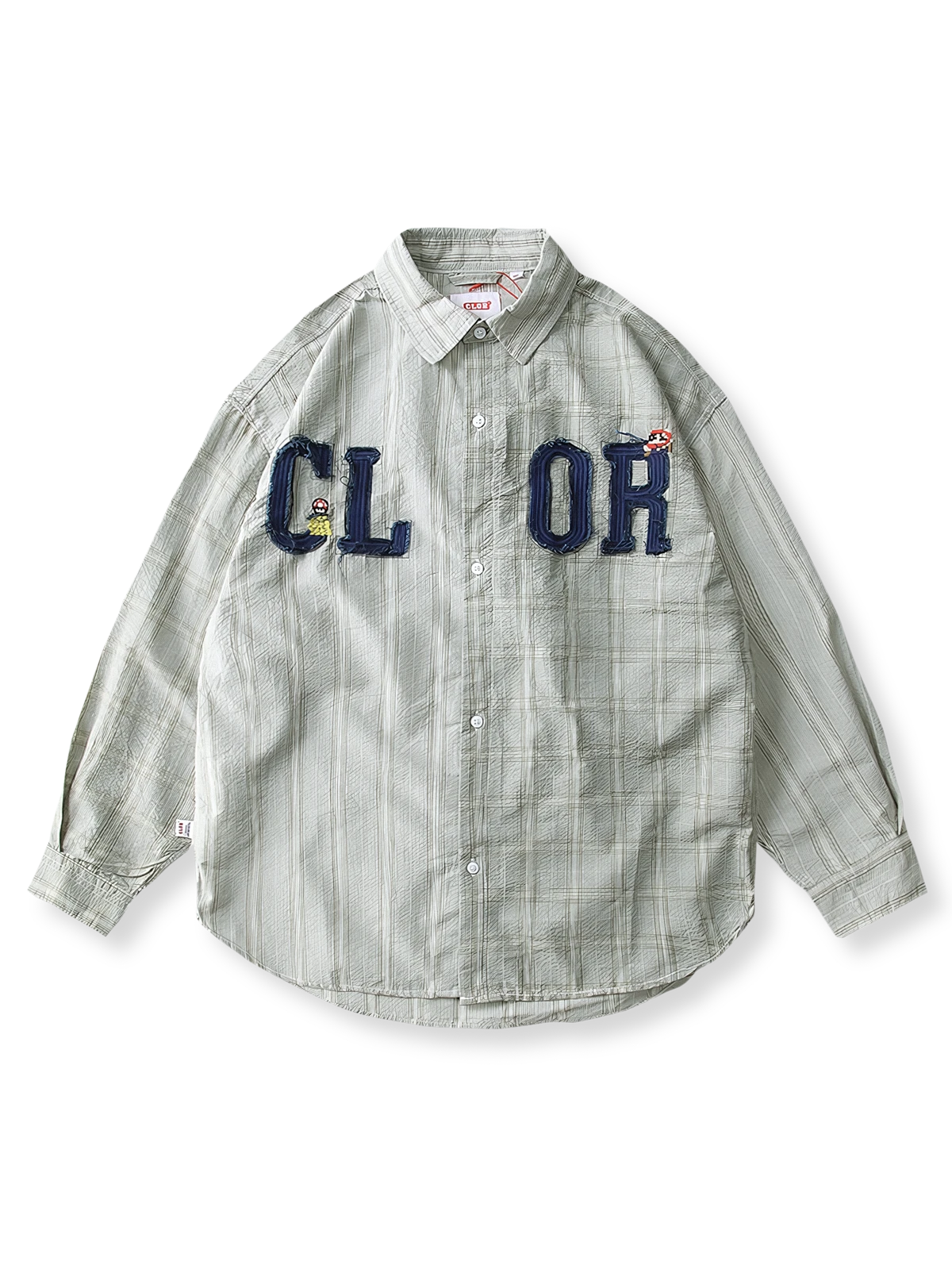 ウォッシュド加工の生地に大ぶりのレターパッチが映える長袖シャツの全体像。
