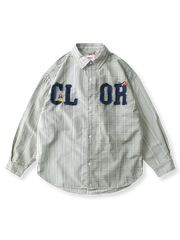 ウォッシュド加工の生地に大ぶりのレターパッチが映える長袖シャツの全体像。