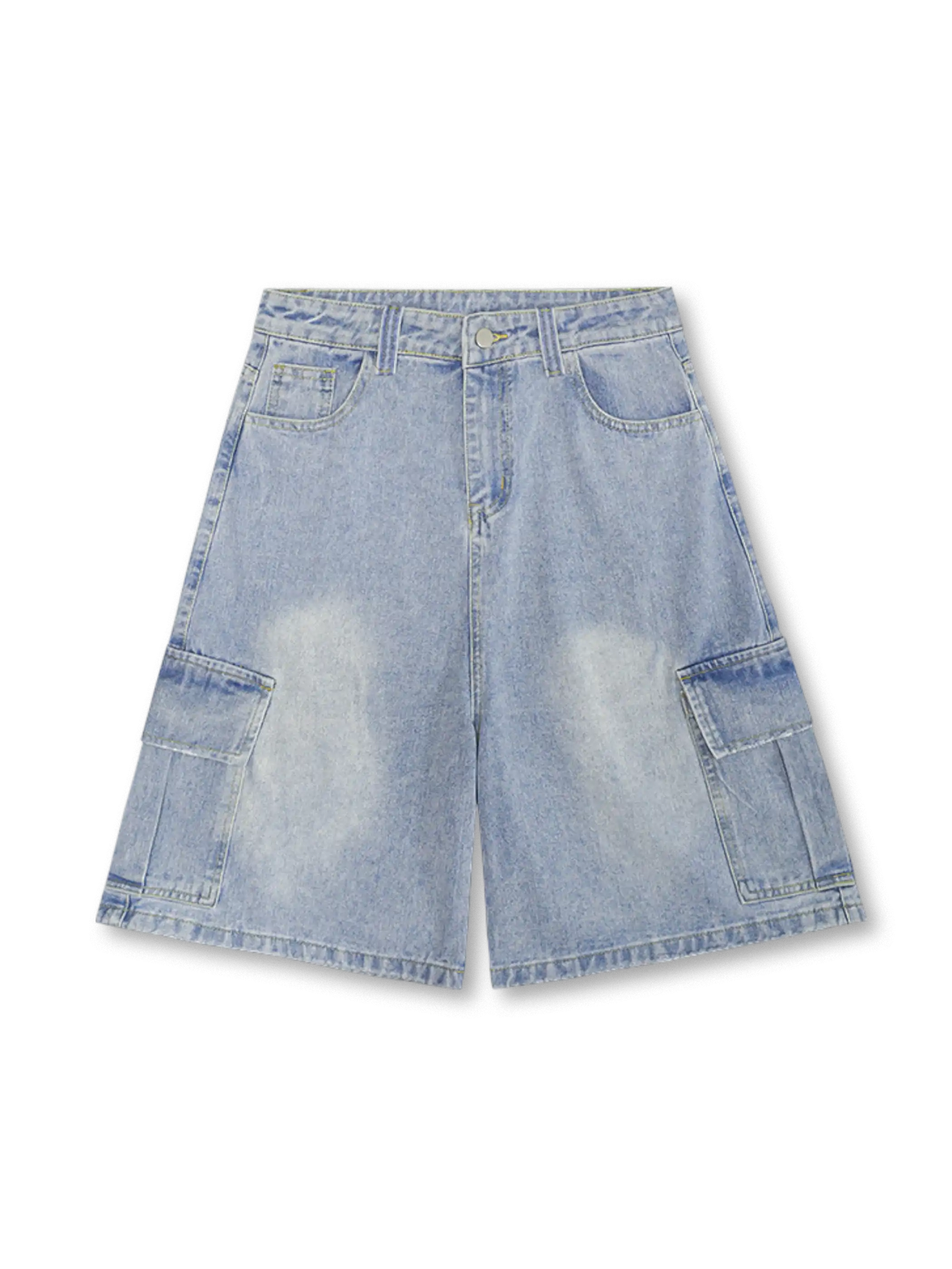 ウォッシュ加工とカーゴポケットが映えるライトブルーデニムショーツ