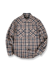 柔らかなウォッシュ加工が映える長袖チェックシャツ