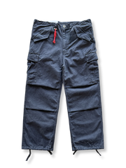 ウォッシュ加工が施された多ポケットワークパンツ。