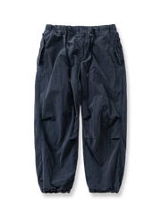ネイビーのウォッシュ加工が魅力のパラシュートパンツ。