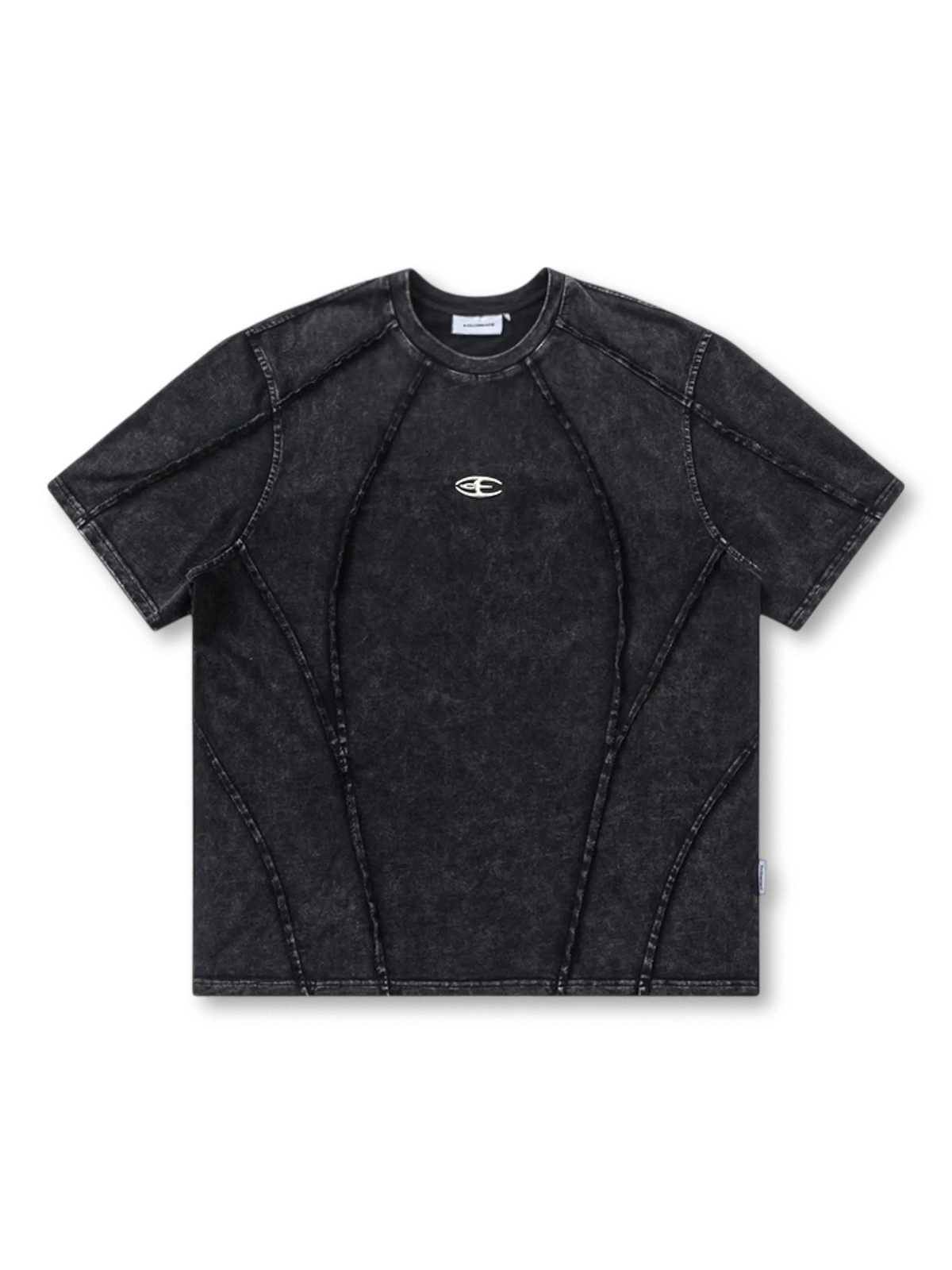 ウォッシュド加工とパネルステッチが特徴の90年代風ストリートスタイルTシャツ