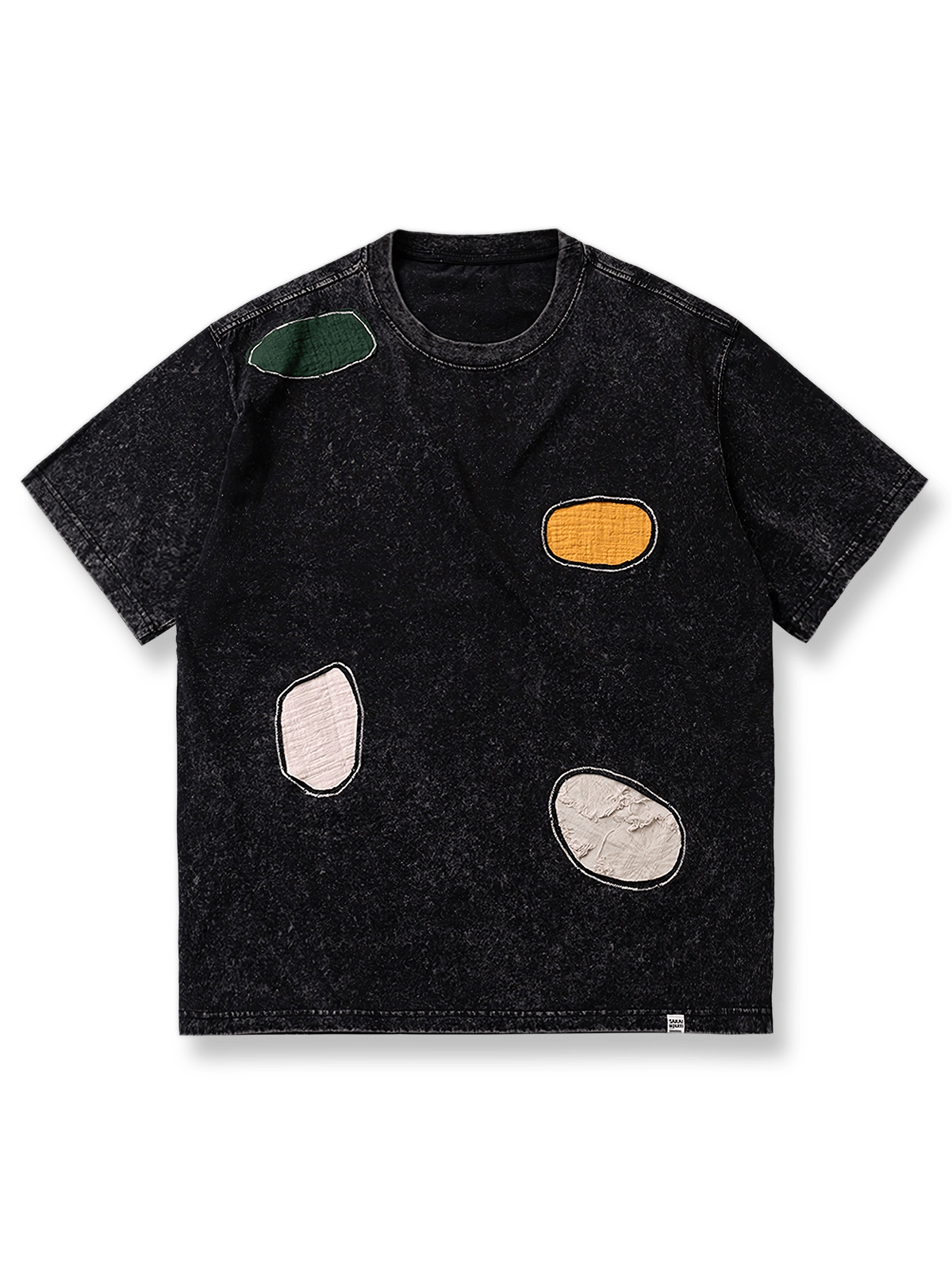 スノーウォッシュ加工とカラーブロックパッチ刺繍を施した半袖Tシャツ。