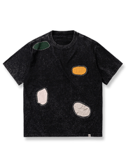 スノーウォッシュ加工とカラーブロックパッチ刺繍を施した半袖Tシャツ。