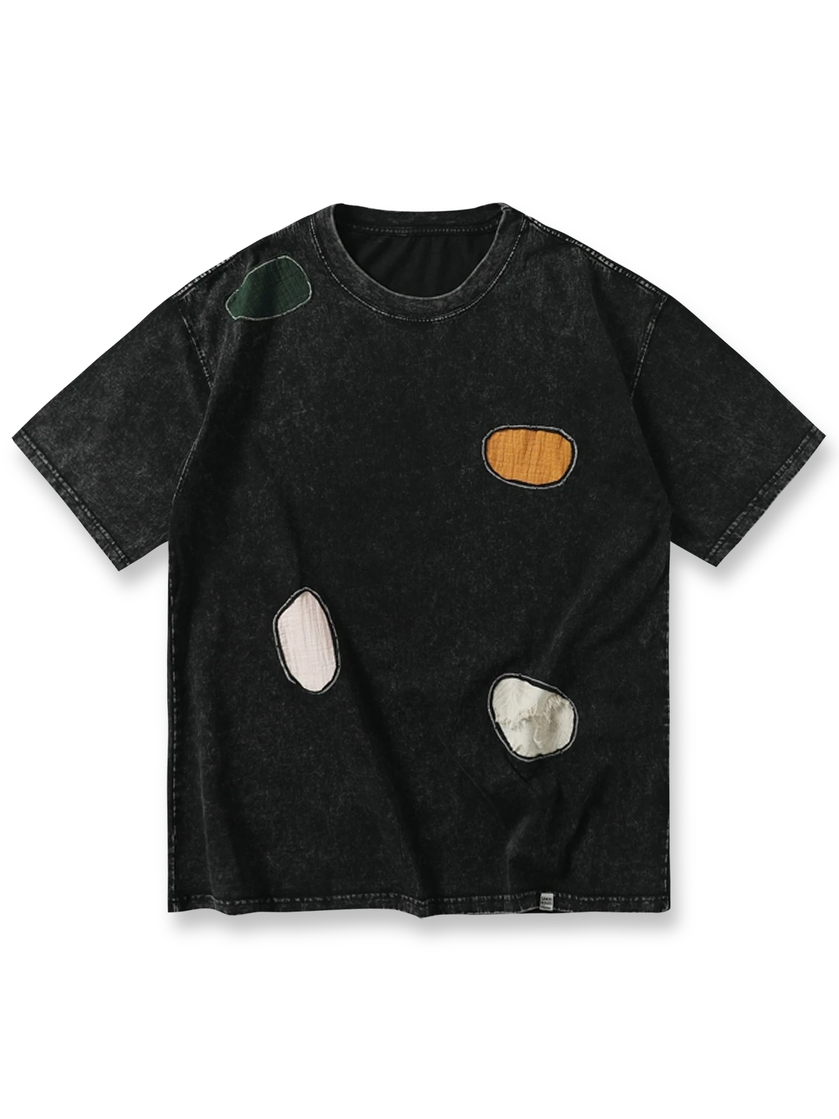 ヴィンテージ感のあるウォッシュ加工と不規則なパッチワークデザインが特徴のコットン製半袖Tシャツ。ルーズフィットで快適な着心地を提供。