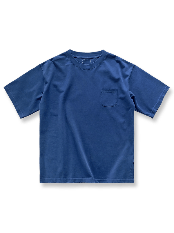 ポケット付きのウォッシュ加工ヘビーウェイトコットンTシャツの全体像。