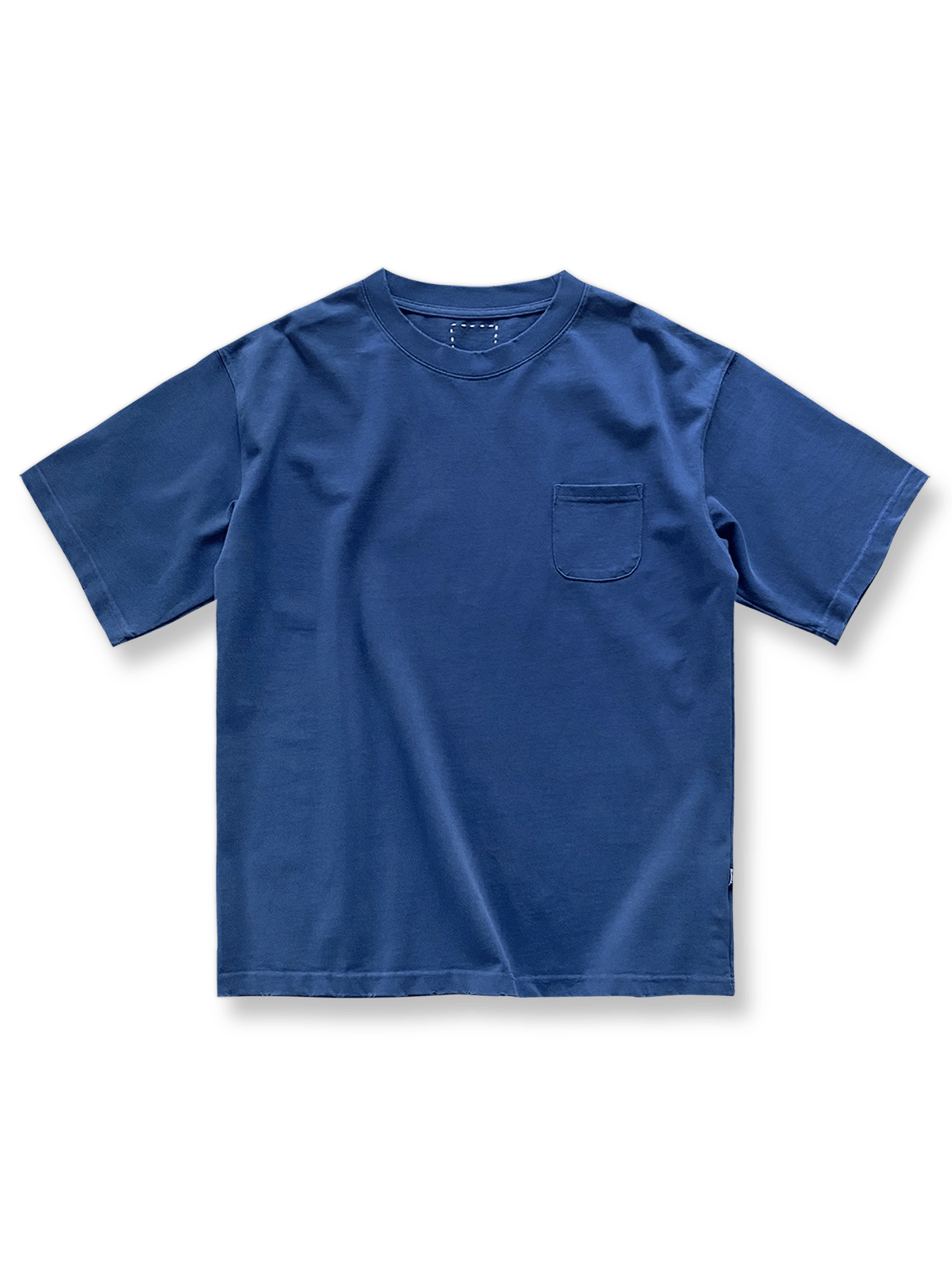 ポケット付きのウォッシュ加工ヘビーウェイトコットンTシャツの全体像。