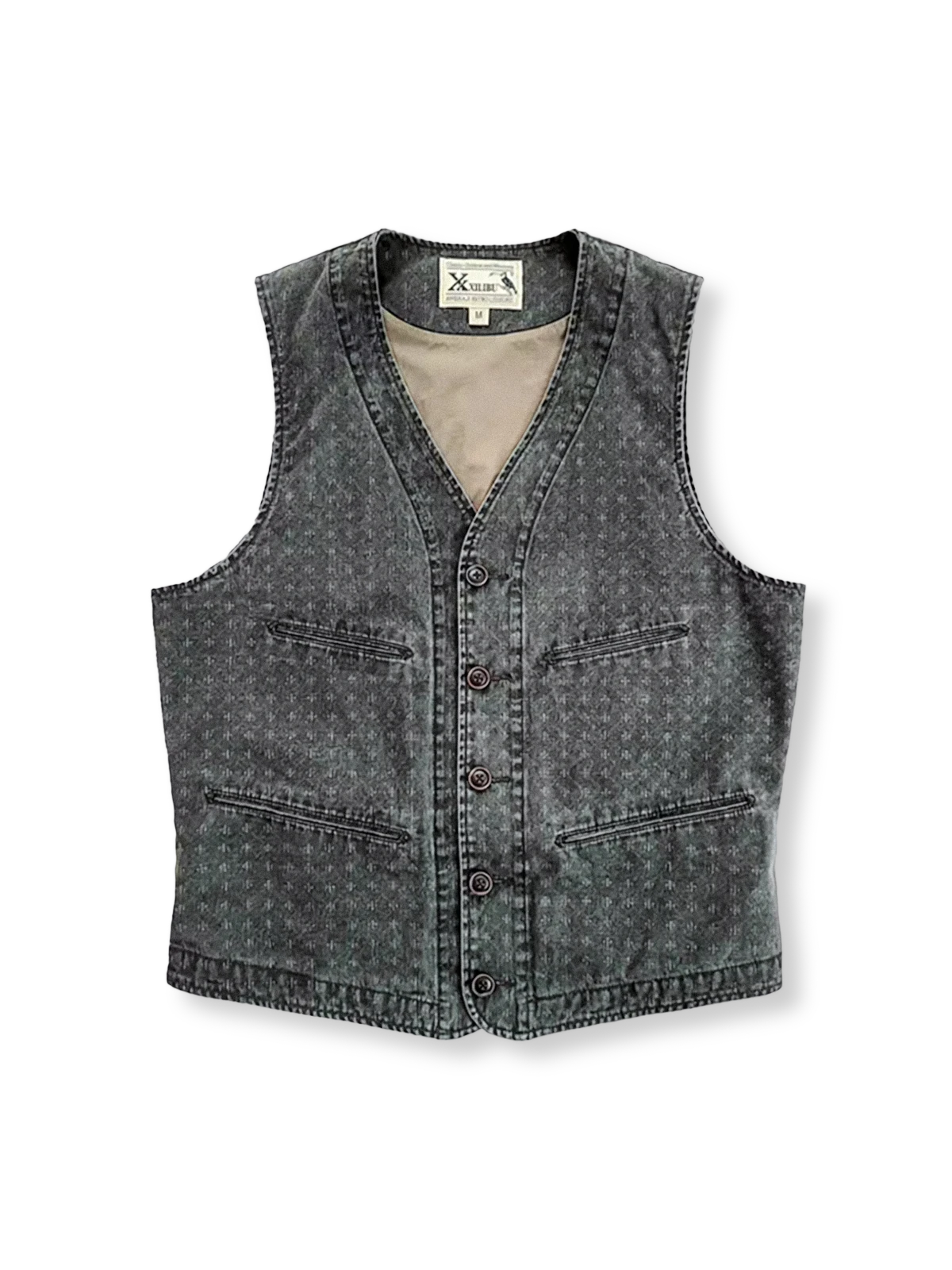 スクラッチ加工とジャカード織り、パッチポケットが特徴のウォッシュドコットンベストの全体像。