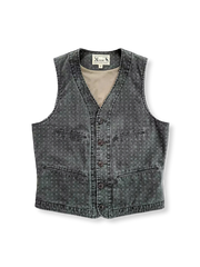 スクラッチ加工とジャカード織り、パッチポケットが特徴のウォッシュドコットンベストの全体像。