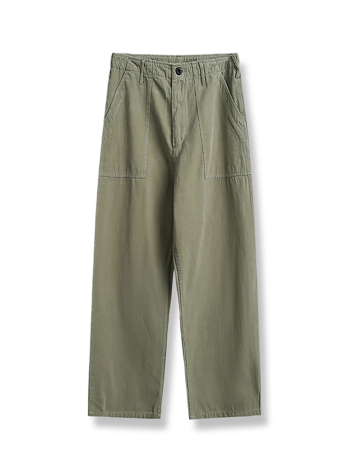 ミリタリーグリーンのウォッシュ加工が施されたストレートカーゴパンツ。