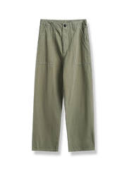 ミリタリーグリーンのウォッシュ加工が施されたストレートカーゴパンツ。