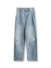 自然な色落ちと膝の立体的なしわ加工が特徴のストレートデニムパンツ。