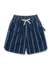 ヴィンテージ風ウォッシュ加工と機能的ポケットが特徴のストライプワイドショートパンツ