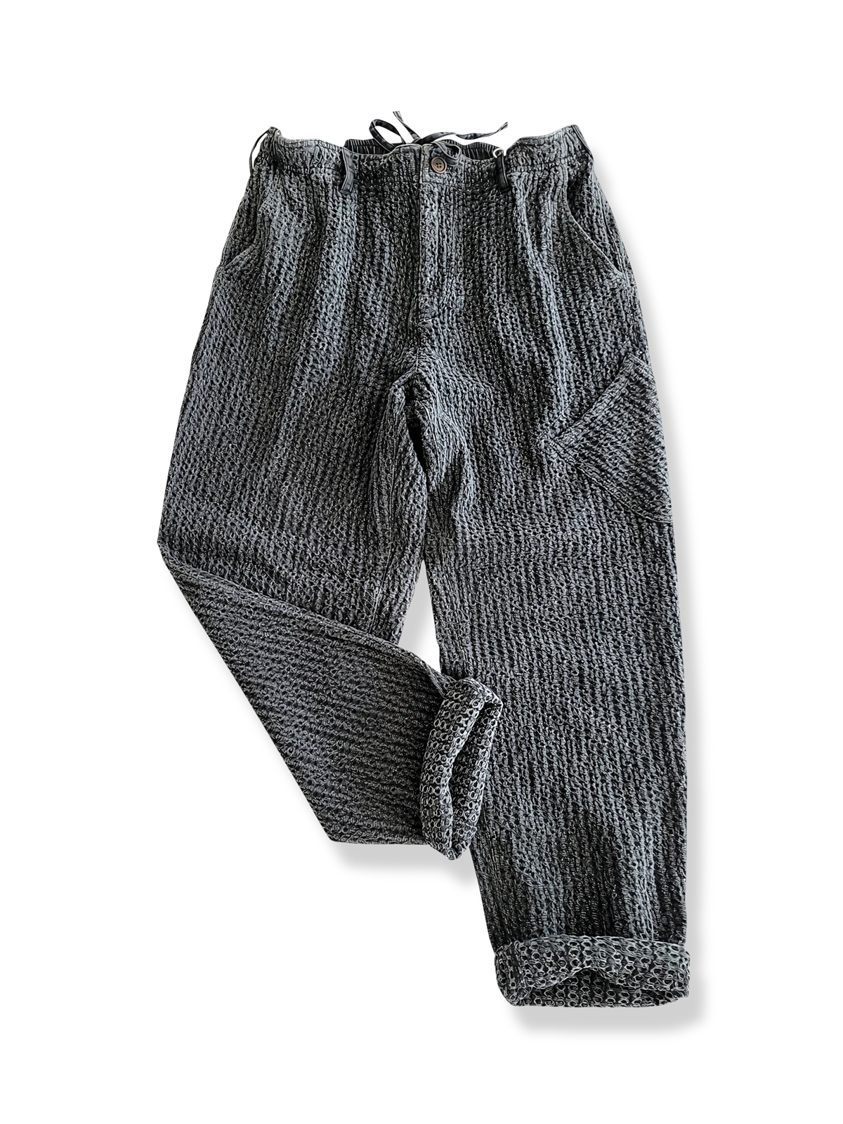 ウォッシュ加工のテクスチャーが特徴のゆったりパンツ