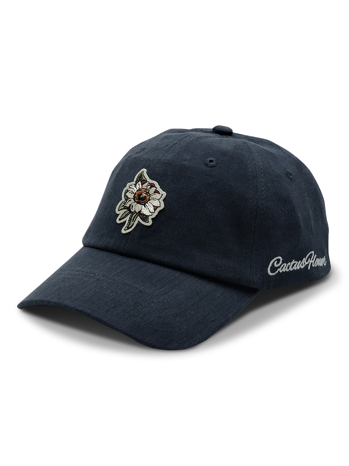 酵素ウォッシュ加工と刺繍ロゴが映えるヴィンテージ風カーブキャップ。