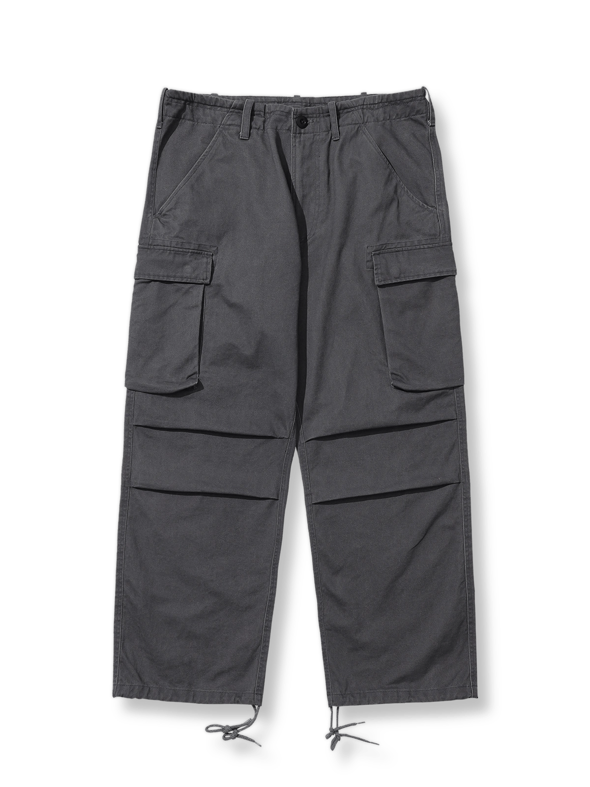 ウォッシュ加工と多ポケットデザインが特徴のヴィンテージ風コットンカーゴパンツ。