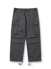 ウォッシュ加工と多ポケットデザインが特徴のヴィンテージ風コットンカーゴパンツ。