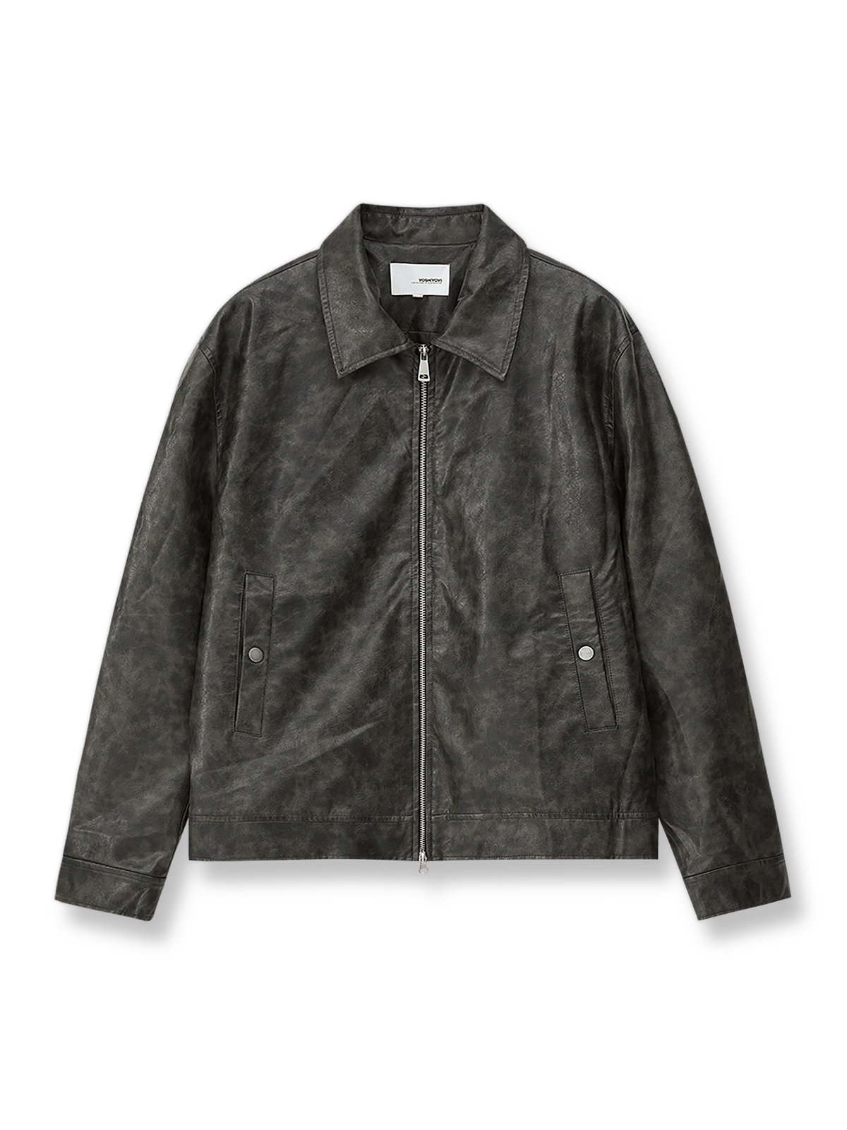 斑模様のウォッシュドPUレザーとダブルジップ、メタルバックルが特徴のショートジャケットの全体像。