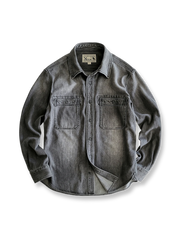 ウォッシュドホワイト加工のコットン×ビスコースデニムとメタルアイレットボタン、両胸ワークポケットが特徴の長袖シャツの全体像。