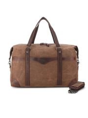 オイルワックス帆布とフルグレインレザー、高品質金具を組み合わせた防水かつ耐摩耗性に優れる大容量ダッフルバッグの全体像。