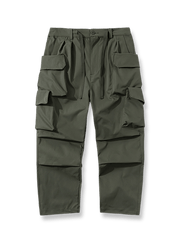 防水素材と多機能ポケットを備えたアウトドアカーゴパンツ。