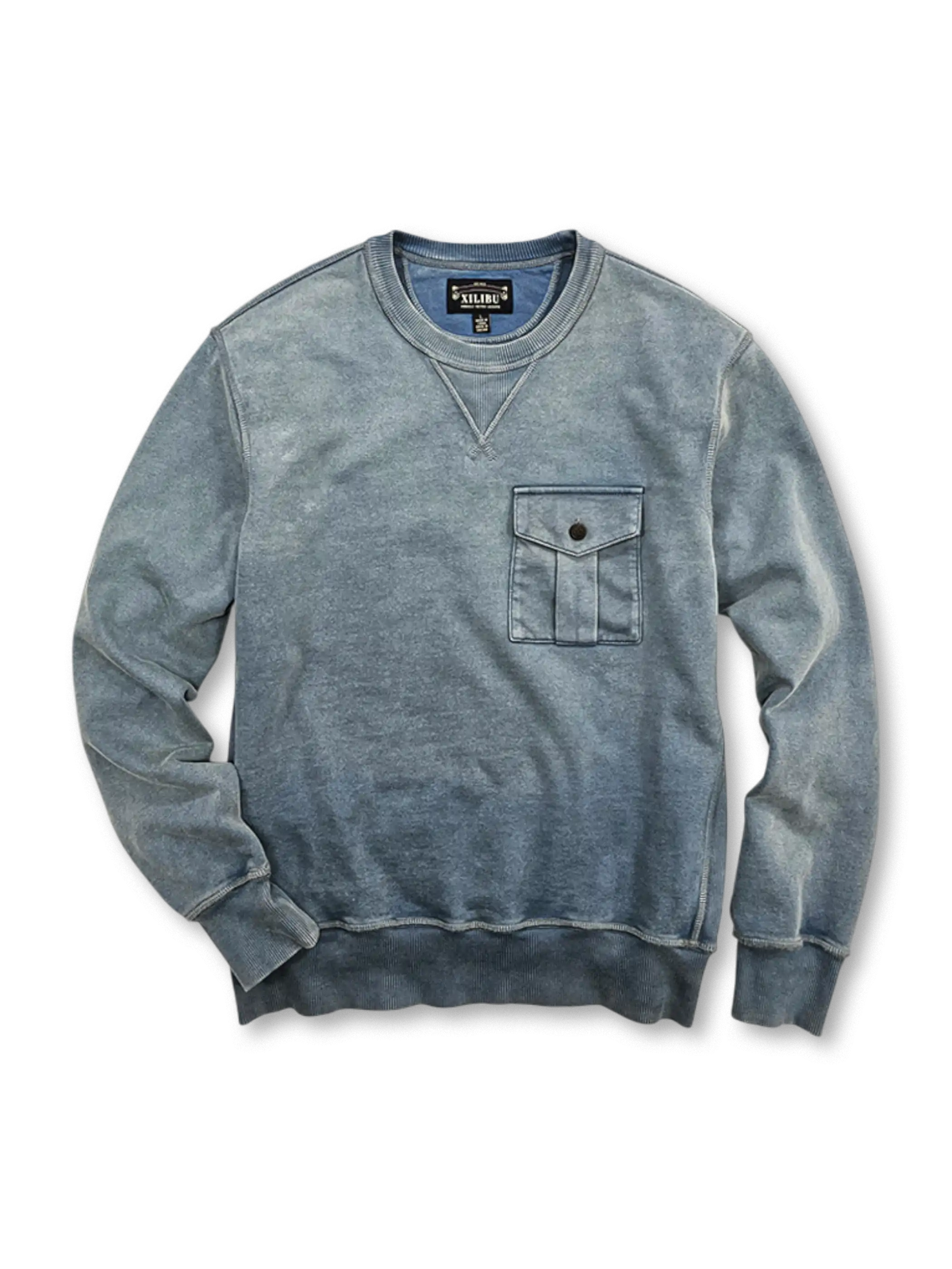 ワックス染めの色むらとミリタリーフラップポケットが特徴のヘビーウェイトコットンスウェット。ヴィンテージ感と快適さを両立。