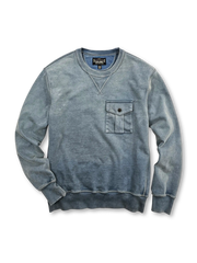 ワックス染めの色むらとミリタリーフラップポケットが特徴のヘビーウェイトコットンスウェット。ヴィンテージ感と快適さを両立。