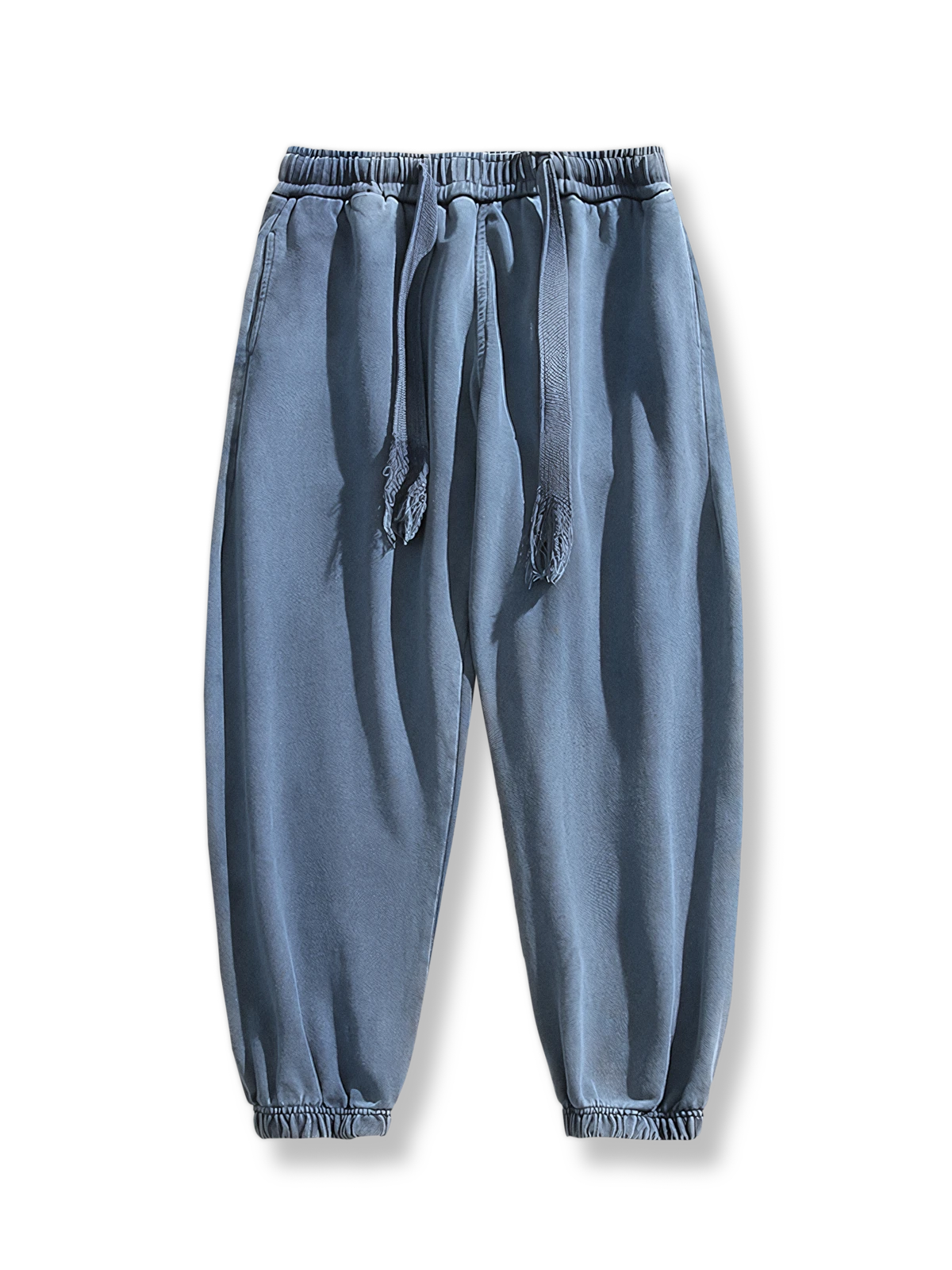 蜡染とエイジング加工が施されたヴィンテージ風ジョガーパンツのイメージ。