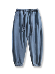 蜡染とエイジング加工が施されたヴィンテージ風ジョガーパンツのイメージ。