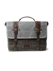 ワックス加工されたキャンバスの質感が味わい深いブリーフケース