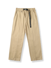 ウェビングベルト付きのカーゴパンツ