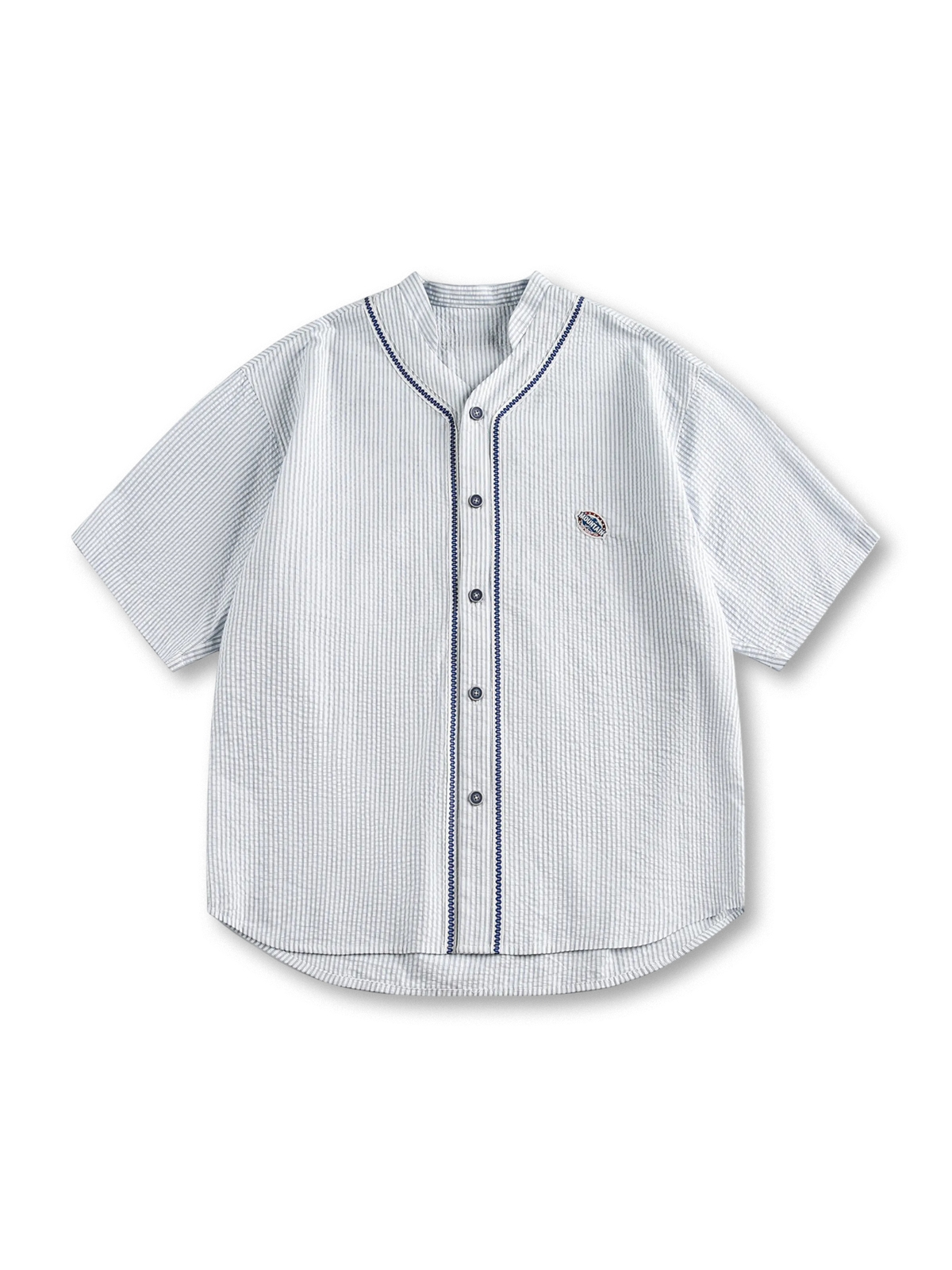 シアサッカー生地と「08」プリントが特徴の西海岸風ストライプVネックベースボールシャツ