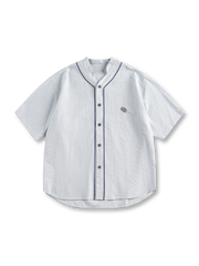 シアサッカー生地と「08」プリントが特徴の西海岸風ストライプVネックベースボールシャツ