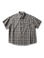 テラコッタレッドのウエスタンシャツ、ナバホ風刺繍とメタルターコイズボタンを配した前面全体像。