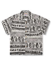 白地にカシューフラワー柄と独自カットポケットをあしらったアロハシャツ。