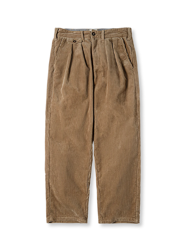 動きやすいワイドシルエットと太畝コーデュロイの温かみが魅力の白パンツ。