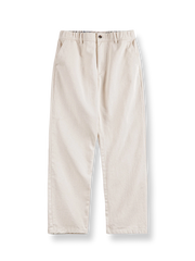 オフホワイトの素朴な質感を持つホワイトデニムストレートパンツ