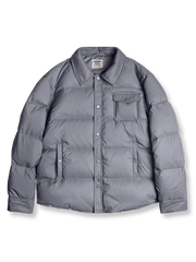 軽量ホワイトダックダウンを使用したシャツ型ジャケット。