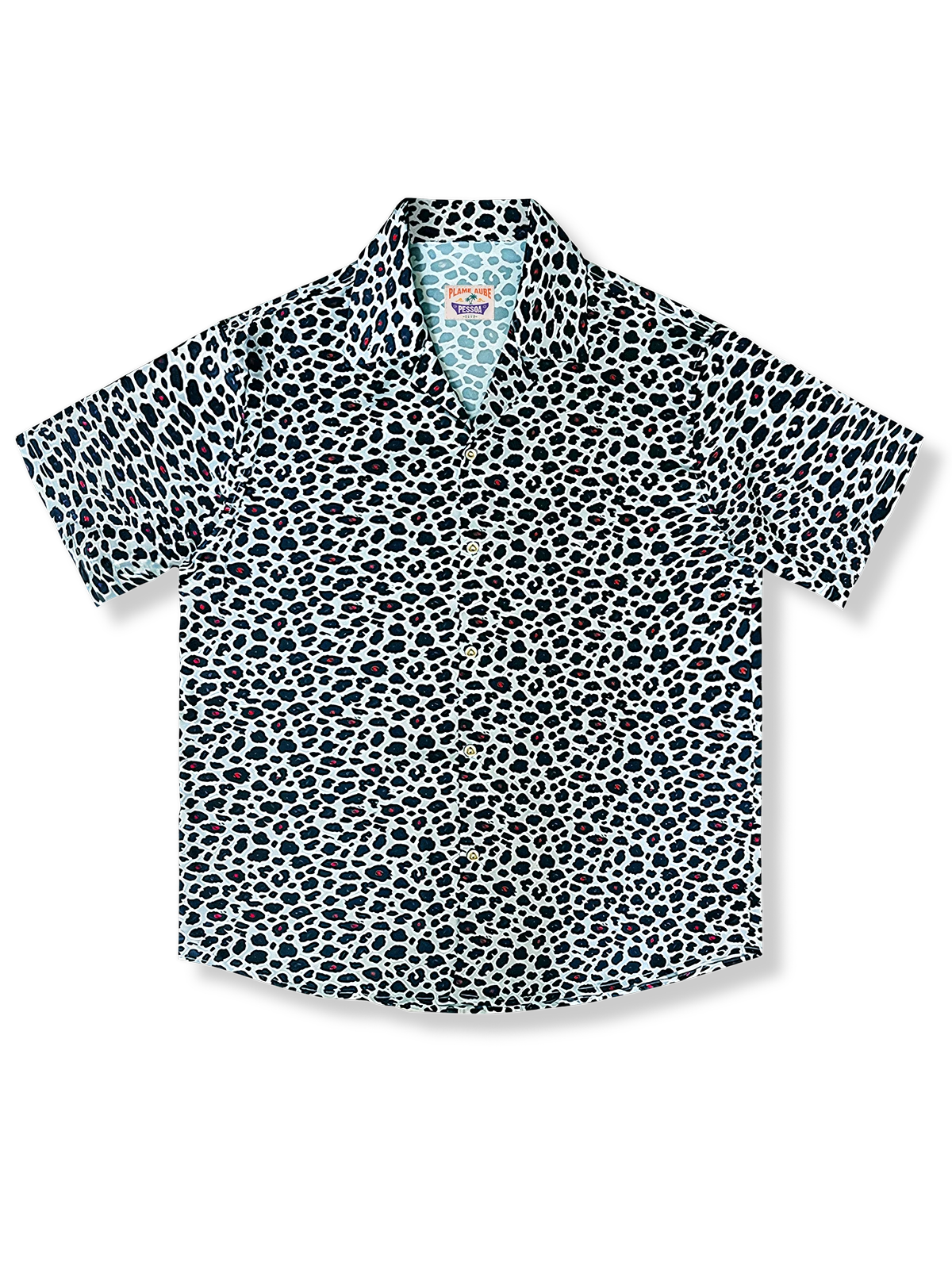 洗練されたホワイトレオパード柄とルーズフィットが特徴のコットンポリエステル混紡キューバカラーアロハシャツ